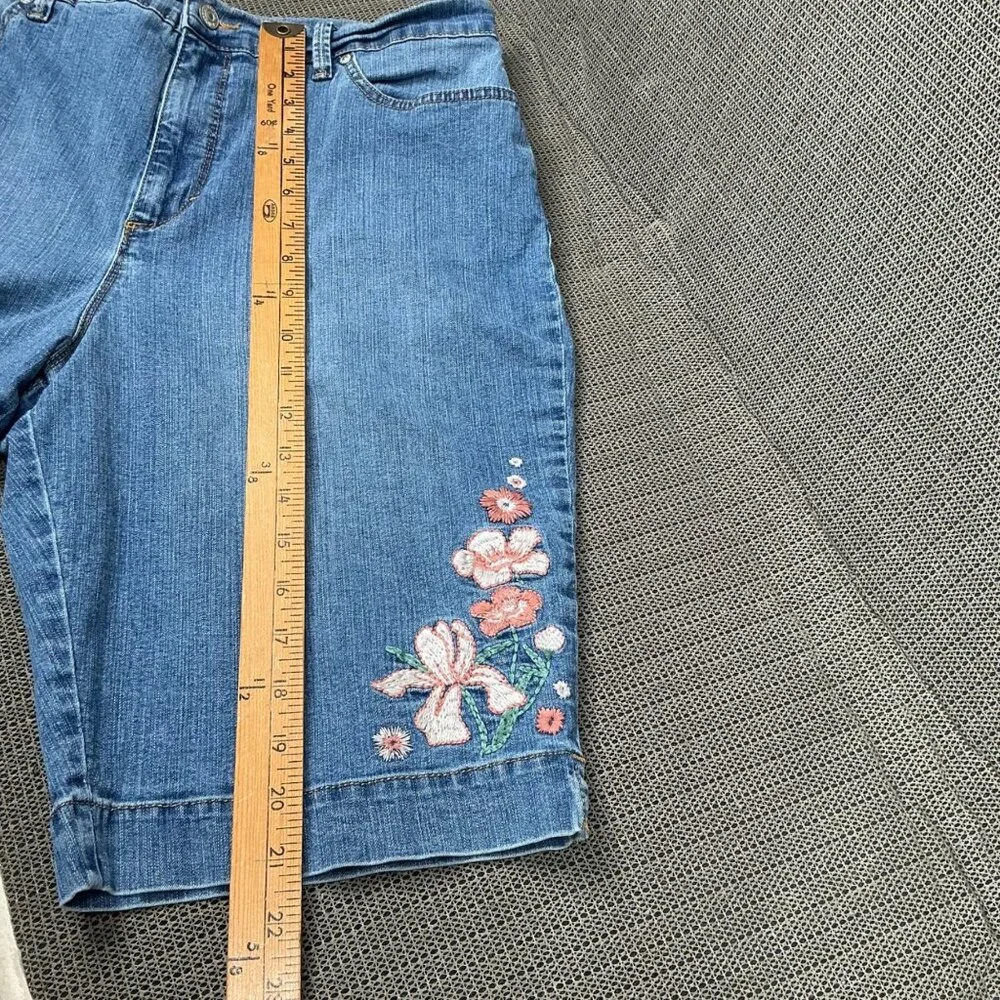 Gloria Vanderbilt Amanda Womens Size 14 Blue Denim Shorts Floral Embroidery - Picture 9 of 12